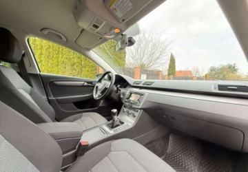 Volkswagen Passat B7 Variant 1.6 TDI CR DPF BlueMotion 105KM 2012 Volkswagen Passat Volkswagen Passat 1.6 TDI DPF BlueMot Highline 1.6 Diesel, zdjęcie 25