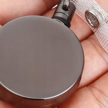 2 выдвижных ролика для держателей идентификационных бейджей из металла.