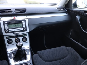 Volkswagen Passat B6 Sedan 2.0 TDI 140KM 2008 VW Passat 2.0 TDI, Klima, Klimatronic, El. szyby, zdjęcie 7
