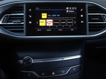 Peugeot 308 II Hatchback Facelifting 1.2 PureTech 110KM 2019 Peugeot 308 1.2 PureTech, Salon Polska, zdjęcie 11