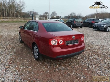 Volkswagen Jetta V 1.6 102KM 2009 Volkswagen Jetta 1,6 mpi 102KM klimatronik grz.fotele.UNITED oplacony 1.6, zdjęcie 6