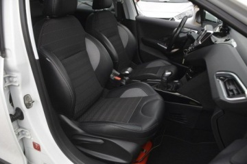 Peugeot 2008 I SUV Facelifting 1.6 BlueHDi 99KM 2016 Peugeot 2008 1.6HDI panorama nawi Car Play doinwes, zdjęcie 18