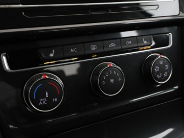 Volkswagen Golf VII Hatchback 3d Facelifting 1.0 TSI 85KM 2019 Volkswagen Golf klimatyzacja czujniki parkowania, zdjęcie 25