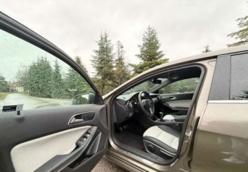 Mercedes Klasa A W176 Hatchback 5d 1.6 180 BlueEFFICIENCY 122KM 2013 Mercedes-Benz Klasa A Mercedes-Benz Klasa A 180 1.6 Benzyna 122KM, zdjęcie 12