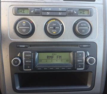 Volkswagen Touran I 1.6 102KM 2009 Volkswagen Touran 1,6 MPI 102kM Klimatronik,Tempomat,7 miejsc 1.6 Benzyna, zdjęcie 10