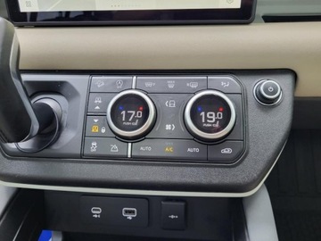 Land Rover Defender IV (L663) 90 3.0 i6P 400KM 2023 LANDROVER DEFENDER SE 110 P300AWD, 2.0l benzyna 300KM Przebieg 32,064km, zdjęcie 12