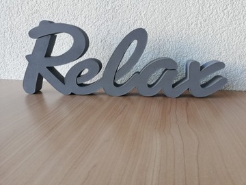 Надпись RELAX, объемные буквы, прикрепленные к стене или полке
