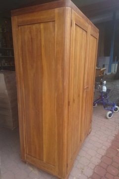 Старый старинный деревянный двухдверный шкаф