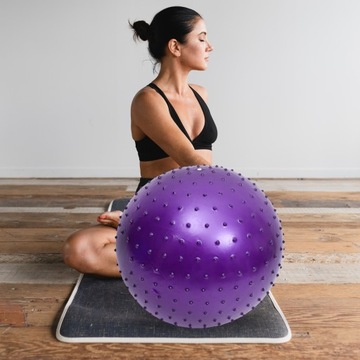 Беременная женщина с массажным мячом