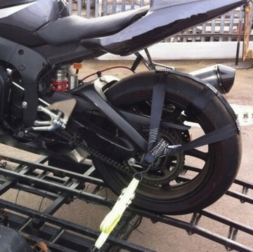 Крепежный ремень для мотоцикла.