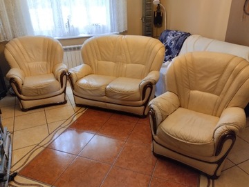 Kanapa skórzana plus dwa fotele, piękny beż i drewno obszyte skórą!