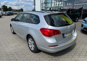 Opel Astra J Sports Tourer Facelifting 1.7 CDTI ECOTEC 110KM 2014 Opel Astra Pierwszy wlasciciel Serwisowany 1.7 Diesel 110KM, zdjęcie 4