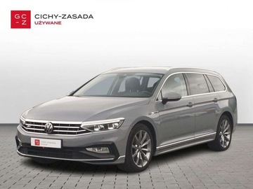 Volkswagen Passat B8 Variant Facelifting 2.0 TDI SCR 200KM 2022 Volkswagen Passat 2.0 TDI 200KM 4x4 DSG R Line Kamera Virtual Hak LED Matr