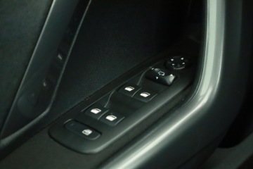 Peugeot 2008 I SUV Facelifting 1.2 PureTech 82KM 2018 Peugeot 2008 1.2 PureTech, Salon Polska, zdjęcie 14