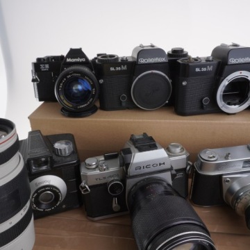 Большой набор фотоаппаратов – Rolleiflex, Pentax и другие.