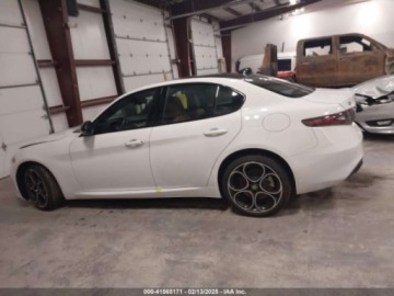 Alfa Romeo Giulia II Sedan Facelifting 2023 2.0 GME Turbo 280KM 2024 Alfa Romeo Giulia ti, 2024r., 4x4, 2.0L 2.0 Benzyna 280KM, zdjęcie 5