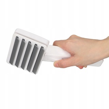 Щетка для расчесывания собачьей шерсти.