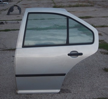 DVEŘE LEVÉ ZADNÍ KOMPLETNÍ VW BORA STŘÍBRNÉ