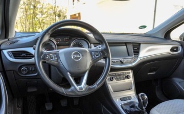 Opel Astra K Hatchback 5d 1.4 Turbo 125KM 2015 Opel Astra 1,4T Bezwypadkowy 2015 r. 99 tys. km 1.4 Benzyna 125KM, zdjęcie 8