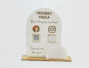 Tabliczka social media z mlecznej plexi z nadrukiem UV i złotymi elementami
