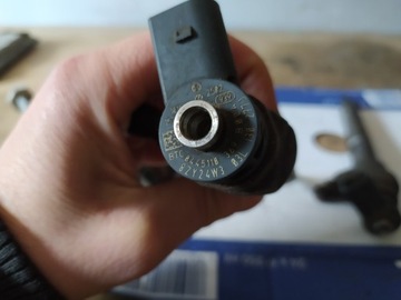 AUDI A4 B7 B8 A6 2.0TDI VSTŘIKOVACÍ TRYSKA 03L130277J 0445110369