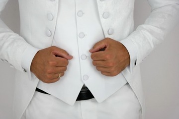 Garnitur męski z kamizelką i krawatem biały 64