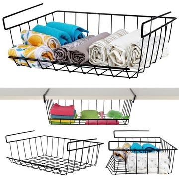 Черная металлическая корзина, подвешенная под полкой.