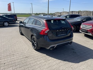 Volvo V60 I Kombi Facelifting 2.0 D3 DRIVE-E 150KM 2018 Volvo V60 R-Design D3 Navi Oryginalny przebieg