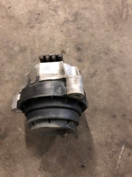 BMW 5 G30 ULOŽENÍ MOTORU PRAVÁ 6883514