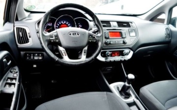 Kia Rio III Hatchback 3d 1.2 DOHC CVVT 85KM 2012 Kia Rio Szyberdach, Ledy, Czujniki parkowania, KeyLess Bluetooth 1.2 85KM, zdjęcie 20