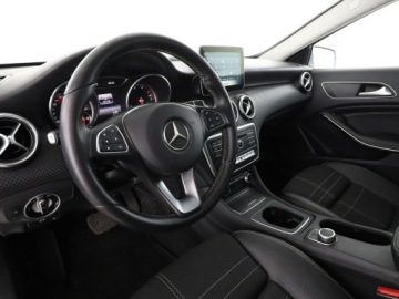 Mercedes Klasa A W176 Hatchback 5d Facelifting 180 122KM 2016 Mercedes A 180 automat półskóra full LED navi, zdjęcie 13