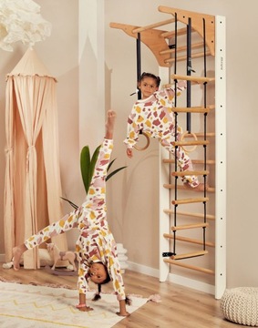 Детская веревочная лестница из натурального дерева.