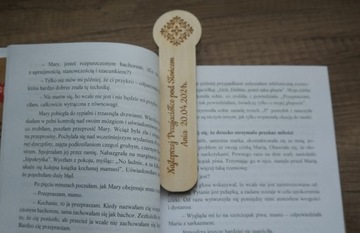 Персонализированная деревянная закладка.