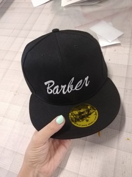 ШЛЯПА ПРЯМОГО КОЗЫРЯ, С ВЫШИВКОЙ ЛОГОТИПА С НАПЕЧАТАННОЙ НАДПИСЬЮ