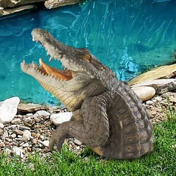 Статуя у бассейна Статуя в саду Крокодил