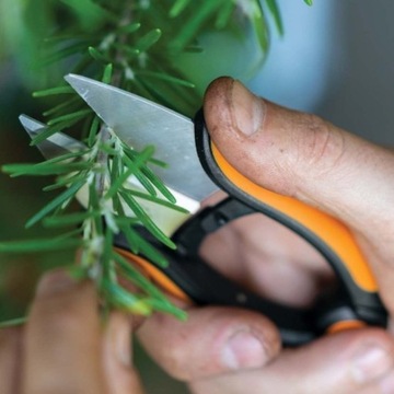 НОЖНИЦЫ ДЛЯ ТРАВ SP220 SOLID 1063326 FISKARS