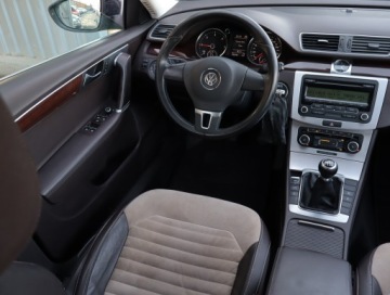 Volkswagen Passat B7 Variant 2.0 TDI CR DPF BlueMotion 140KM 2011 VW Passat 2.0 TDI, Salon Polska, Klima, zdjęcie 6