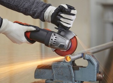 Угловая шлифовальная машина Black&Decker BEG220