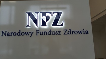 reklama przestrzenna, litery świetlne, podświetlane od tyłu, napis świecący