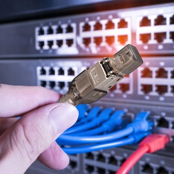 Разъем модуля проходит через модульные заглушки.