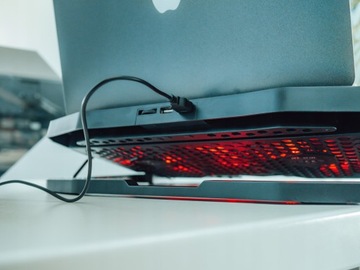 ОХЛАЖДАЮЩАЯ ПОДСТАВКА ДЛЯ НОУТБУКА 12–17 ДЮЙМОВ СВЕРХПРОЧНАЯ ПОДСТАВКА