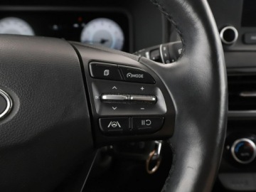 Hyundai Kona I Crossover Facelifting 1.0 T-GDI 120KM 2021 Hyundai Kona klima auto kamera i czujniki, zdjęcie 26