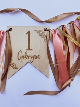 Вымпел с номером на стуле с именем, цветы