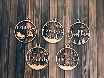 Персонализированная безделушка с именем из дерева.
