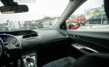 Honda Civic VIII Hatchback 3d 1.8 i-VTEC 140KM 2011 Honda Civic 1.8 i-VTEC 140KM benzyna niski przebieg PDC Climatronic welur, zdjęcie 27