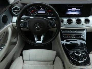 Mercedes Klasa E W213 Limuzyna 2.0 220d 194KM 2016 Mercedes E E 220 d, Salon Polska, 191 KM, Automat, zdjęcie 6