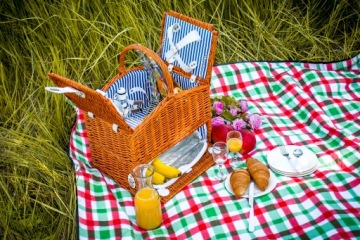 ПЛЕТЕНАЯ КОРЗИНКА ДЛЯ ПИКНИКА С ОТКИДНЫМИ ТАРЕЛКАМИ НАБОР СТОЛОВЫХ ПРИБОРОВ НА 4 ЧЕЛОВЕКА