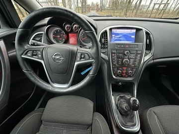 Opel Astra J Sports Tourer Facelifting 2.0 CDTI ECOTEC 165KM 2013 Opel Astra Sport Tourer 2.0 CDTI 165 KM 2013r. Xen, zdjęcie 33