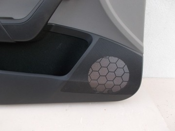 Обшивка левой передней двери на Skoda Octavia III.