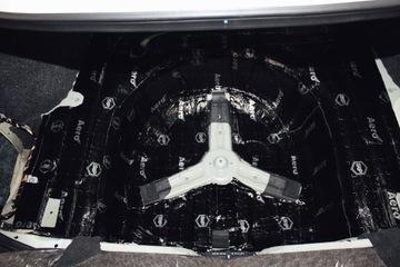 StP Black Ton 08 шумопоглощающая шумоизоляция пола автомобиля 50х37,5см